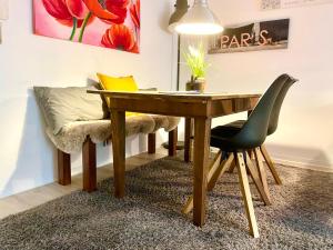 Posezení v ubytování Living at Saarpartments -AdultsOnly- 2 Bedrooms, Kitchen - Business & Holiday Apartments for Long- and Short term Stay, 3 min to Train Station, Secure E-Bike Parking!