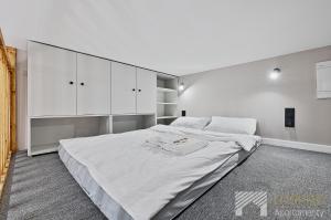 Postel nebo postele na pokoji v ubytování U Fabrykanta by LookAp + 2 fotografie