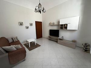 a living room with a couch and a tv at Il Vigneto in Trapani