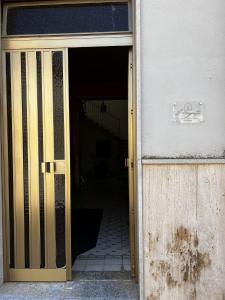 una puerta abierta a un edificio con una escalera en Il Vigneto, en Trapani