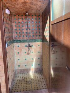 eine Dusche mit Glastür im Bad in der Unterkunft Riad lala khadra in Meknès