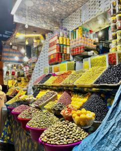einen Markt mit vielen verschiedenen Arten von Obst und Gemüse in der Unterkunft Riad lala khadra in Meknès