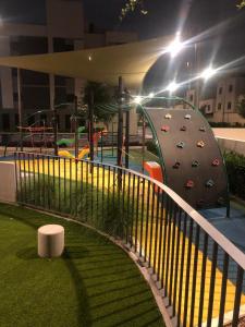 un parque infantil por la noche con un gimnasio de escalada en Nohemani Suite, en Monterrey