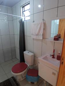 uma casa de banho com um WC e um lavatório em Hotel cabanas bom Jesus em Ametista do Sul