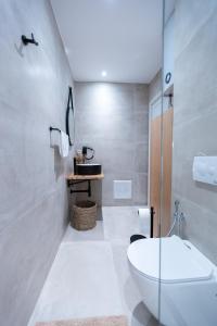 Koupelna v ubytování Boho Central Apartment + 102 fotografií