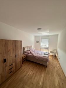 1 dormitorio con 1 cama y un gran armario de madera en Stan na Dan Vrbas Zeljko, en Vrbas