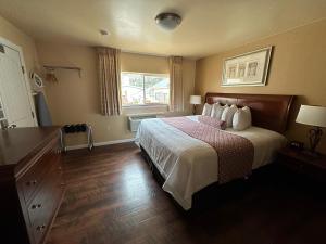 Postel nebo postele na pokoji v ubytování Abram Inn & Suites