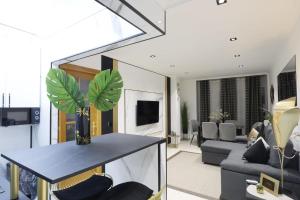 salon z kanapą i stołem z rośliną w obiekcie Apartamento Exclusivo Centrico con parking w mieście Ribadeo