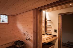 łazienka z drewnianym murem w obiekcie Chalet Fleur des Vosges 5 Bedrooms w mieście La Bresse +147 zdjęć