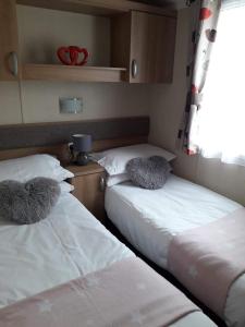 Postel nebo postele na pokoji v ubytování Swift Retreat - Haven Wild Duck Holiday Park + 11 fotografií