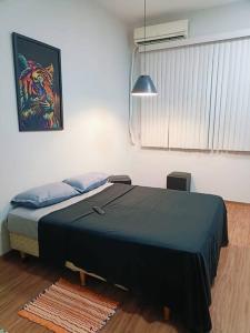 - une chambre avec un grand lit et une couverture noire dans l'établissement Studio Prime - Niterói 704, à Niterói