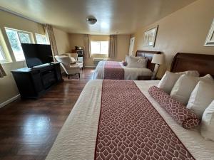 Postel nebo postele na pokoji v ubytování Abram Inn & Suites
