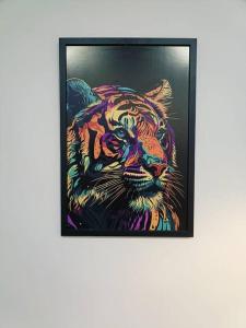 une peinture d'un tigre sur un mur dans l'établissement Studio Prime - Niterói 704, à Niterói