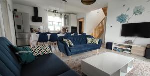 sala de estar con sofá azul y mesa en Hutowisko 
