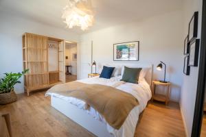 ein Schlafzimmer mit einem großen Bett in einem Zimmer in der Unterkunft Jungstay Apartments- near Basel in Basel