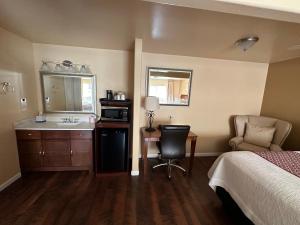 Kuchyň nebo kuchyňský kout v ubytování Abram Inn & Suites