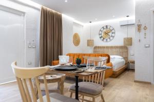 Boho Central Apartment في تيرانا: غرفة معيشة مع طاولة وغرفة نوم