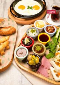 un plateau de nourriture avec différents types de nourriture dans l'établissement Isle Hotel, à Istanbul