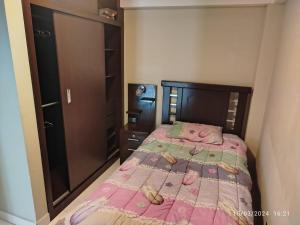 een kleine slaapkamer met een bed en een kast bij Departamento Trébol in Sucre