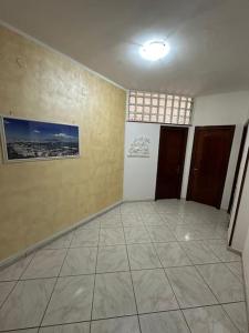 um quarto vazio com um grande piso de azulejo em Appartamento in centro città em Scafati