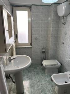 uma casa de banho com um lavatório e um WC em Appartamento in centro città em Scafati