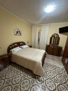 um quarto com uma cama grande num quarto em Appartamento in centro città em Scafati