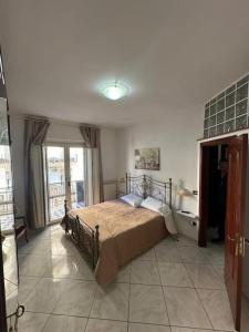 um quarto com uma cama grande num quarto em Appartamento in centro città em Scafati