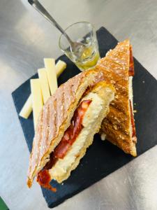 un sándwich cortado a la mitad en un plato con queso en Agriturismo La Costa dei Trabocchi, en Torino di Sangro