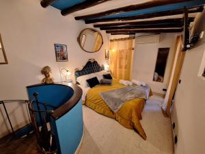 ローマにあるΩlimpiα Apartmentのベッドルーム(ベッド1台、鏡付)