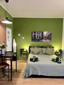 Ліжко або ліжка в номері La bella Milano Charme apartment 3 km away from Duomo/ Netflix & Wi-fi included