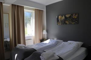 un letto in una camera da letto con finestra di Hotel Varmahlíd a Varmahlíð