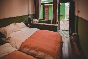 Schlafzimmer mit einem großen Bett und einem Fenster in der Unterkunft Relax Homestay at the foot of the Great Wall in Huairou