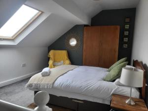 um quarto com uma cama grande e uma janela em Nice 2 bedroom (3 beds) house in Huddersfield em Lindley
