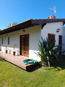 eine Holzterrasse vor einem Haus in der Unterkunft Arena&Mar in San Clemente del Tuyú
