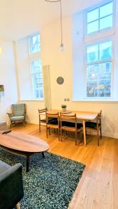 salon ze stołem i krzesłami w obiekcie Luxury One Bedroom Apartment in the City Centre w Edynburgu