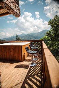 una terraza con 2 sillas y una mesa. en El Edén; Un paraíso irresistible., en Barbosa