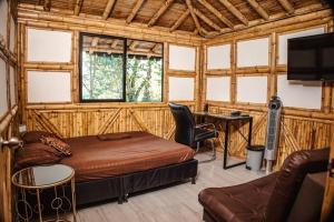 1 dormitorio con 1 cama y escritorio en una habitación en El Edén; Un paraíso irresistible., en Barbosa