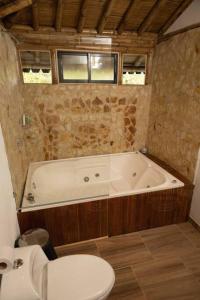 een badkamer met een bad en een toilet bij El Edén; Un paraíso irresistible. in Barbosa