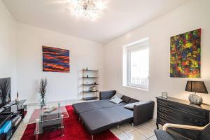 ein Wohnzimmer mit Sofa und Tisch in der Unterkunft En famille ou entre amis in Mondelange