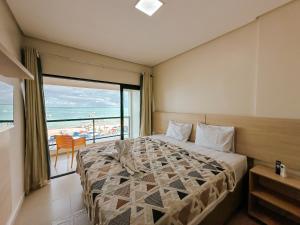 1 dormitorio con 1 cama y vistas al océano en Pousada Villa en Maragogi