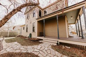 uma casa com um alpendre e uma casa em Retro Gem Box Victorian Steps from Irvine Park em Saint Paul