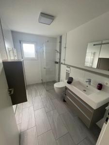 Ένα μπάνιο στο Moderne Souterrain Wohnung in zentraler Lage