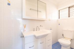 Phòng tắm tại Kallaroo great house with views pool WI FI and aircon