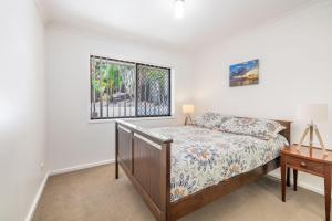 Giường trong phòng chung tại Kallaroo great house with views pool WI FI and aircon +32 ảnh