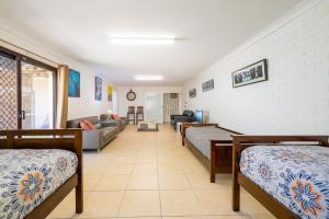 Giường trong phòng chung tại Kallaroo great house with views pool WI FI and aircon