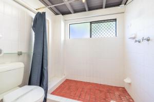 Phòng tắm tại Kallaroo great house with views pool WI FI and aircon