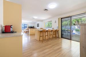 Nhà bếp/bếp nhỏ tại Kallaroo great house with views pool WI FI and aircon