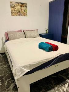 Una cama con dos almohadas encima. en Queen Size Bedroom Near Sawn River en Perth