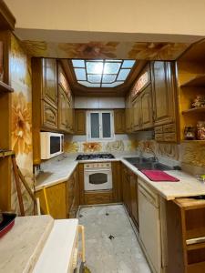 una cucina con armadi in legno e lucernario di Lovely apartment 2 ad Alessandria d'Egitto