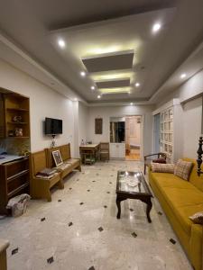 un soggiorno con divano e tavolo di Lovely apartment 2 ad Alessandria d'Egitto
